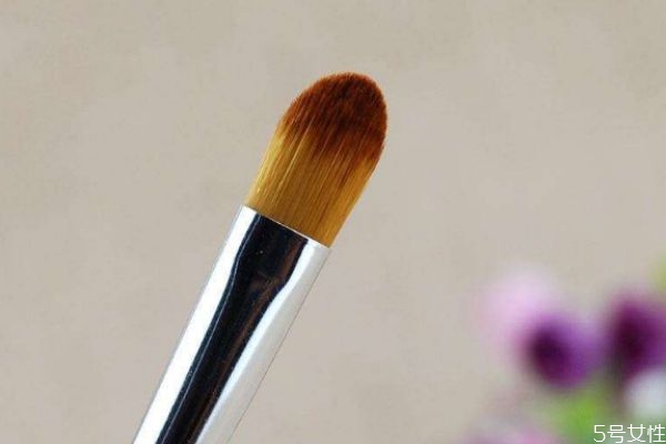 沒有眼影刷能用什么代替 化妝必須要用眼影刷嗎 沒有眼影刷能用什么代替 化妝必須要用眼影刷嗎