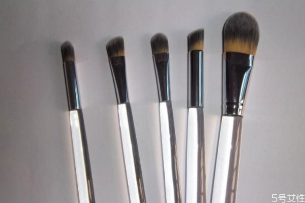 沒有眼影刷能用什么代替 化妝必須要用眼影刷嗎 沒有眼影刷能用什么代替 化妝必須要用眼影刷嗎