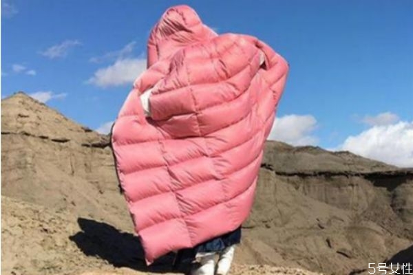 為什么羽絨服洗后一坨一坨的 羽絨服怎么避免洗變成一團 為什么羽絨服洗后一坨一坨的 羽絨服怎么避免洗變成一團