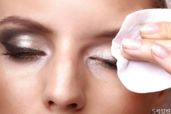 眼部如何卸妝 卸眼妝的簡單步驟 眼部如何卸妝 卸眼妝的簡單步驟