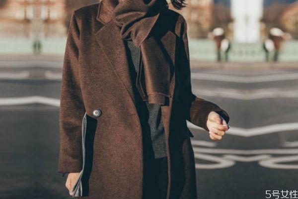 咖啡色外套搭配什么打底衫 咖啡色外套配什么褲子 咖啡色外套搭配什么打底衫 咖啡色外套配什么褲子