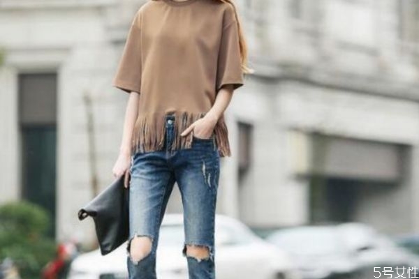 咖啡色外套搭配什么打底衫 咖啡色外套配什么褲子 咖啡色外套搭配什么打底衫 咖啡色外套配什么褲子