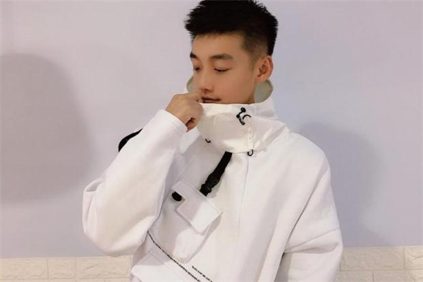 高領(lǐng)衛(wèi)衣什么顏色好看 高領(lǐng)衛(wèi)衣流行什么顏色 高領(lǐng)衛(wèi)衣什么顏色好看 高領(lǐng)衛(wèi)衣流行什么顏色