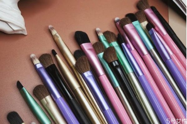 新唇刷應(yīng)該怎么使用 唇刷如何挑選 新唇刷應(yīng)該怎么使用 唇刷如何挑選