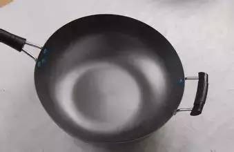 鐵鍋第一次用怎么清洗呢 鐵鍋生鐵好還是熟鐵好 鐵鍋第一次用怎么清洗呢 鐵鍋生鐵好還是熟鐵好