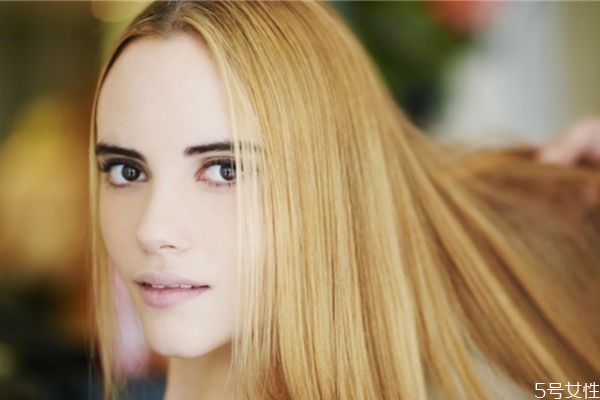 假發(fā)戴頭上會(huì)不會(huì)掉下來(lái) 假發(fā)容易掉怎么處理 假發(fā)戴頭上會(huì)不會(huì)掉下來(lái) 假發(fā)容易掉怎么處理