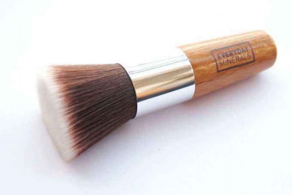 粉底液可以用散粉刷嗎 散粉刷與粉底刷有什么區(qū)別 粉底液可以用散粉刷嗎 散粉刷與粉底刷有什么區(qū)別