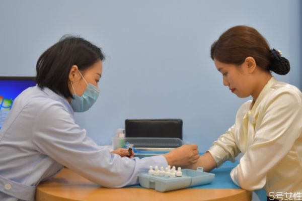 鼻炎可以戴口罩嗎 鼻炎應(yīng)該怎么治療 鼻炎可以戴口罩嗎 鼻炎應(yīng)該怎么治療