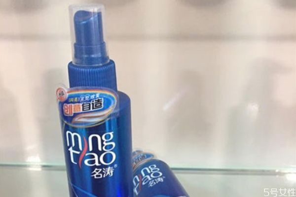 定型水會使頭發(fā)油嗎 定型水保質(zhì)期多長時間 定型水會使頭發(fā)油嗎 定型水保質(zhì)期多長時間