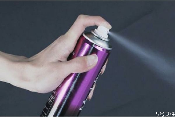 燙發(fā)定型藥水停留多久 定型水可以定型多久 燙發(fā)定型藥水停留多久 定型水可以定型多久