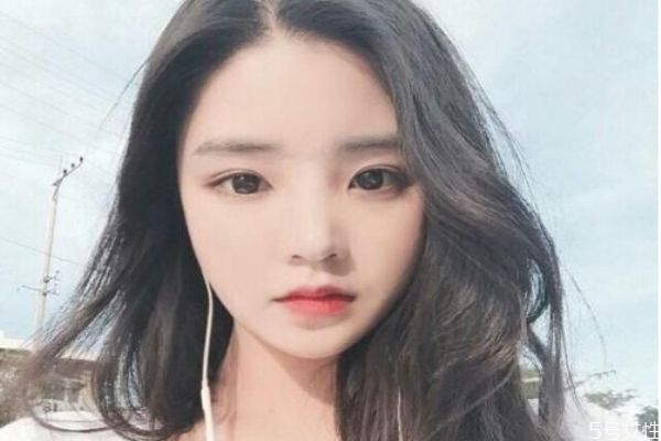 染發(fā)劑弄手上怎么洗 染發(fā)劑弄到皮膚上怎么辦 染發(fā)劑弄手上怎么洗 染發(fā)劑弄到皮膚上怎么辦