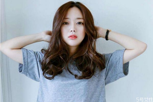 染發(fā)劑弄手上怎么洗 染發(fā)劑弄到皮膚上怎么辦 染發(fā)劑弄手上怎么洗 染發(fā)劑弄到皮膚上怎么辦