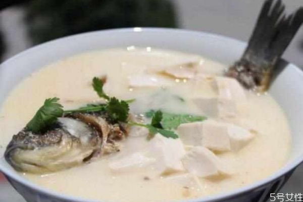 鯽魚湯怎么做白 鯽魚湯怎么熬成奶白色 鯽魚湯怎么做白 鯽魚湯怎么熬成奶白色