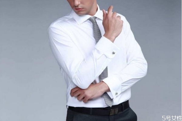 男士穿襯衫怎么搭配 男士穿襯衫如何配褲子 男士穿襯衫怎么搭配 男士穿襯衫如何配褲子