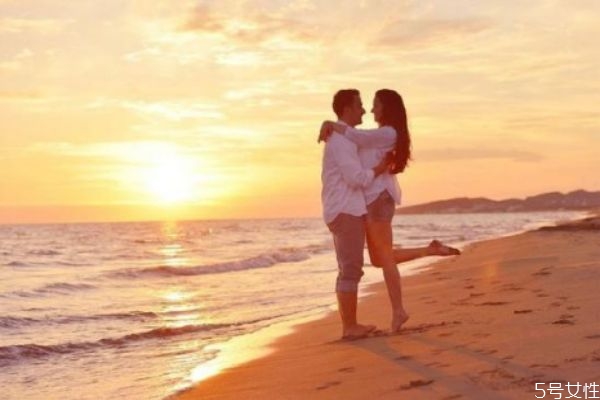 怎么追男生會讓他感動(dòng) 讓男生感動(dòng)的方法 怎么追男生會讓他感動(dòng) 讓男生感動(dòng)的方法