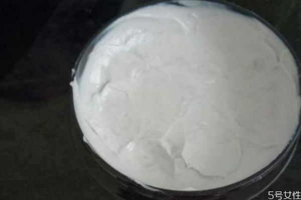 彩色發(fā)泥是什么 普通發(fā)蠟和彩色發(fā)泥的區(qū)別 彩色發(fā)泥是什么 普通發(fā)蠟和彩色發(fā)泥的區(qū)別