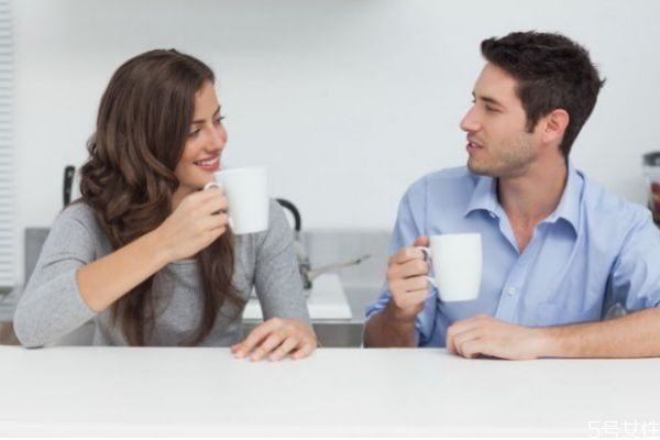 男生喜歡女生主動(dòng)親他嗎 男生主動(dòng)索吻的心理 男生喜歡女生主動(dòng)親他嗎 男生主動(dòng)索吻的心理