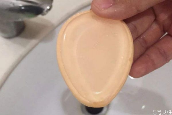 粉撲發(fā)霉的原因 為什么粉撲會發(fā)霉 粉撲發(fā)霉的原因 為什么粉撲會發(fā)霉