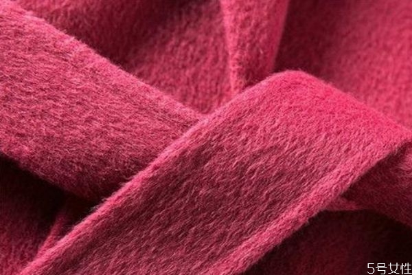 澳毛大衣怎么挑選 澳毛大衣會(huì)扎人嗎 澳毛大衣怎么挑選 澳毛大衣會(huì)扎人嗎