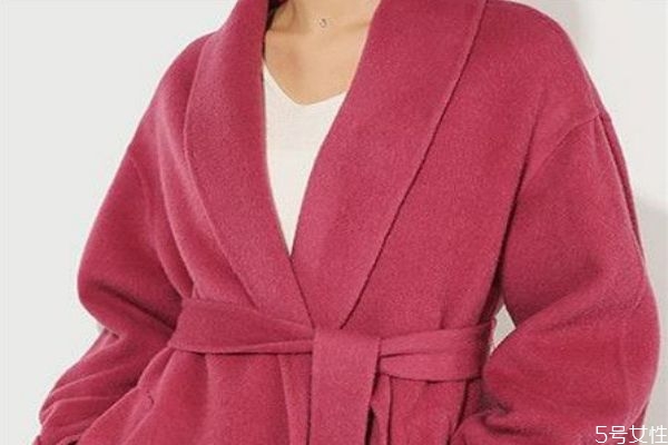 澳毛大衣怎么挑選 澳毛大衣會(huì)扎人嗎 澳毛大衣怎么挑選 澳毛大衣會(huì)扎人嗎