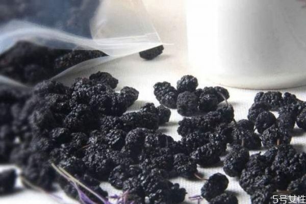 桑葚可以泡酒喝嗎 桑葚泡酒可以喝嗎 桑葚可以泡酒喝嗎 桑葚泡酒可以喝嗎