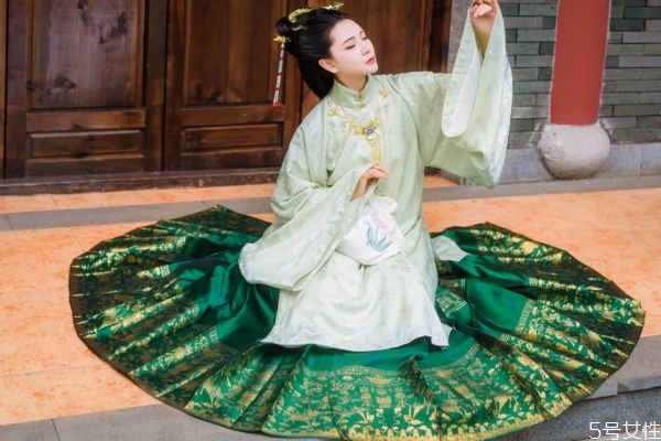 馬面裙應(yīng)該怎么穿 馬面裙的正確穿法 馬面裙應(yīng)該怎么穿 馬面裙的正確穿法