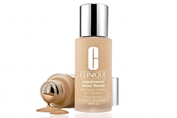 補妝可以用粉底液嗎 用粉底液出門怎么補妝 補妝可以用粉底液嗎 用粉底液出門怎么補妝