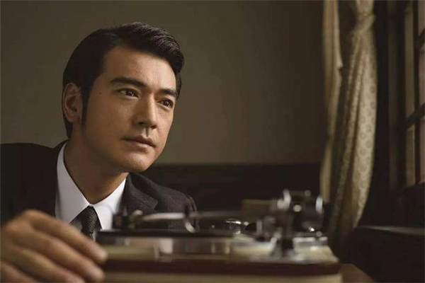 方臉男生適合什么發(fā)型 方臉男生適合什么發(fā)型