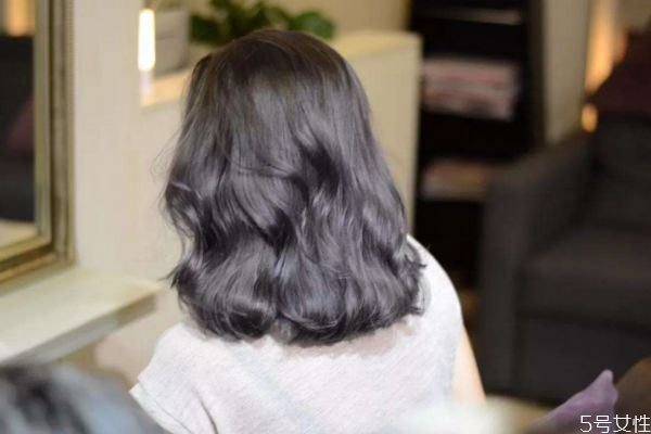 泡泡染發(fā)劑前多久洗頭 泡泡染發(fā)劑前可以打濕頭發(fā)嗎 泡泡染發(fā)劑前多久洗頭 泡泡染發(fā)劑前可以打濕頭發(fā)嗎