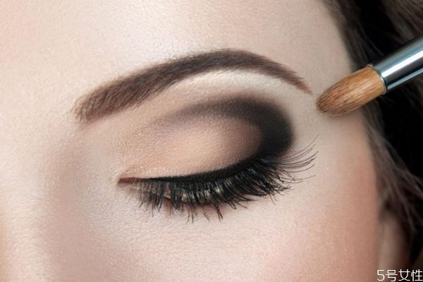 畫眼影的時候要注意什么 畫眼影的時候要注意什么