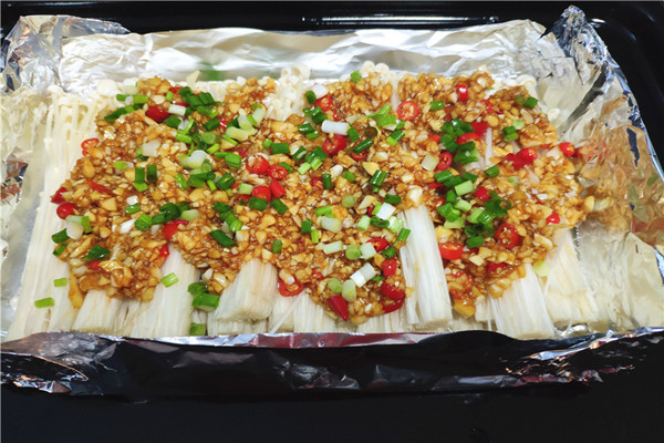 錫紙蒜蓉金針菇的做法 錫紙蒜蓉金針菇怎么做好吃 錫紙蒜蓉金針菇的做法 錫紙蒜蓉金針菇怎么做好吃