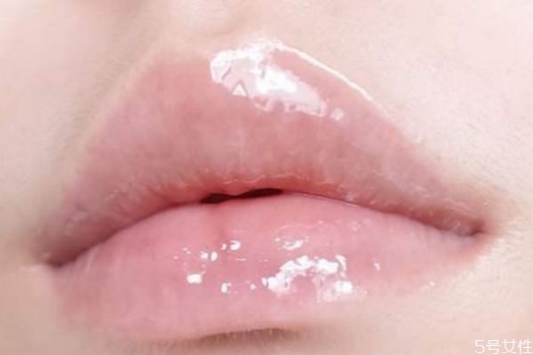 嘴唇很干燥為什么 怎么給嘴唇快速補(bǔ)水 嘴唇很干燥為什么 怎么給嘴唇快速補(bǔ)水