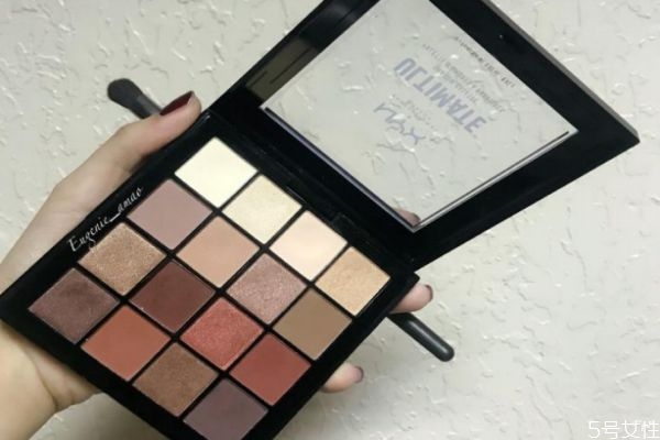 經(jīng)常畫(huà)眼影的危害有哪些 長(zhǎng)期涂眼影的危害