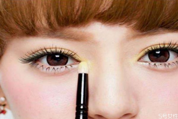 暖黃色眼妝怎么畫 黃色眼影畫法步驟 暖黃色眼妝怎么畫 黃色眼影畫法步驟