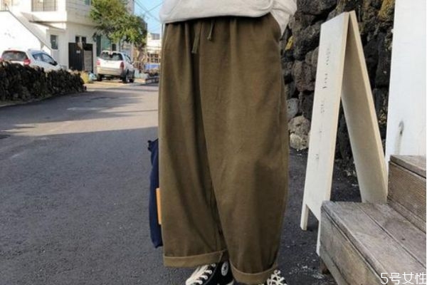 工裝褲配什么上衣好看 工裝褲應(yīng)該怎么搭配 工裝褲配什么上衣好看 工裝褲應(yīng)該怎么搭配