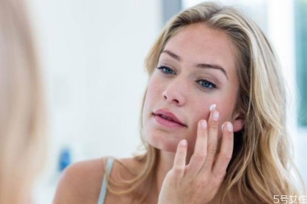 化妝時臉上搓泥是什么原因 化妝時臉上搓泥是什么原因