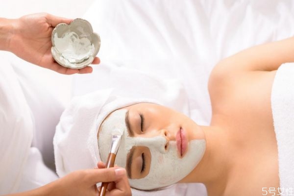 化妝品用了臉上發(fā)紅 怎樣判斷化妝品過敏 化妝品用了臉上發(fā)紅 怎樣判斷化妝品過敏