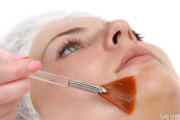 臉上皮膚起皮怎么辦 臉上皮膚起皮怎么回事 臉上皮膚起皮怎么辦 臉上皮膚起皮怎么回事