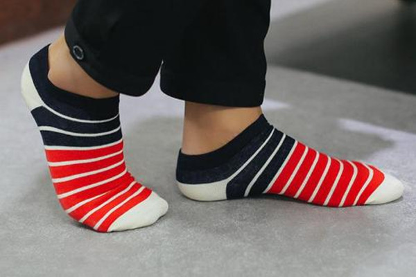 普通襪子怎么變船襪 普通襪子變成船襪的方法 普通襪子怎么變船襪 普通襪子變成船襪的方法