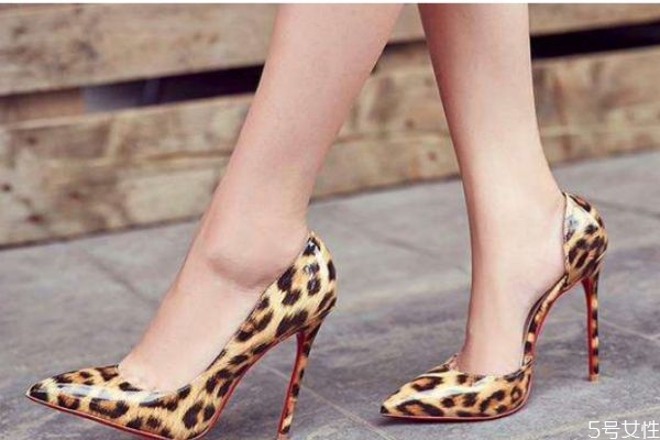 肉色絲襪怎么搭配好看 肉色絲襪的搭配技巧 肉色絲襪怎么搭配好看 肉色絲襪的搭配技巧