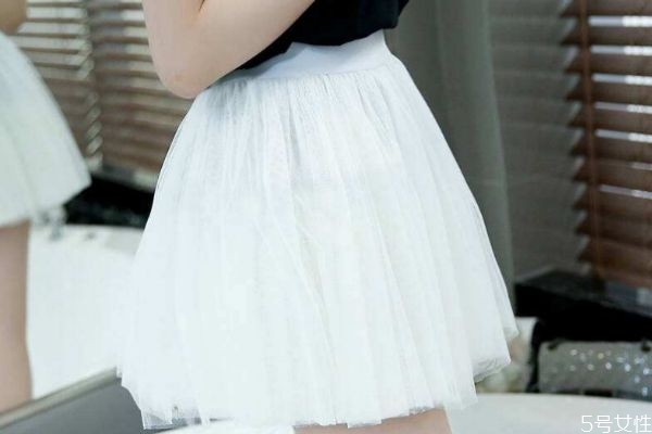 超短裙應(yīng)該怎么搭配上衣 超短裙的搭配技巧 超短裙應(yīng)該怎么搭配上衣 超短裙的搭配技巧