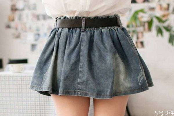 超短裙應(yīng)該怎么搭配上衣 超短裙的搭配技巧 超短裙應(yīng)該怎么搭配上衣 超短裙的搭配技巧