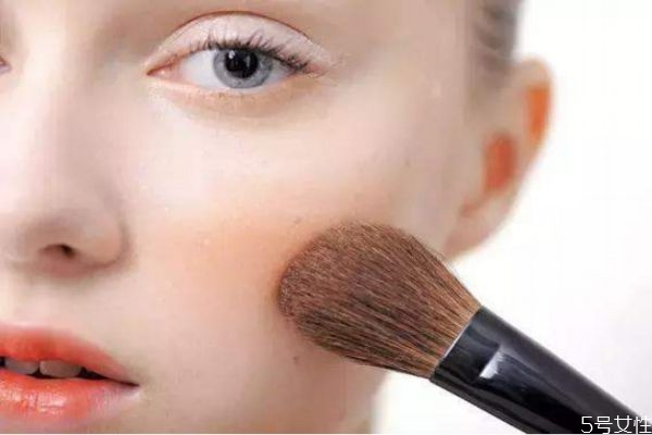 圓臉如何涂腮紅 圓臉的人這樣刷腮紅 圓臉如何涂腮紅 圓臉的人這樣刷腮紅