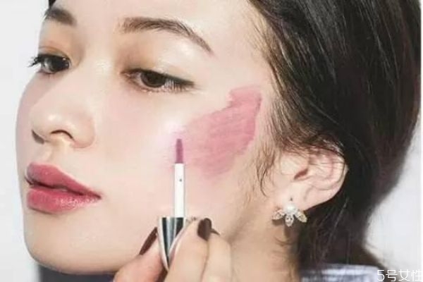 圓臉如何涂腮紅 圓臉的人這樣刷腮紅 圓臉如何涂腮紅 圓臉的人這樣刷腮紅