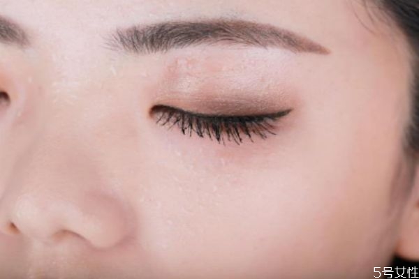 在什么情況下假睫毛可以重復(fù)使用 貼假睫毛的注意事項(xiàng) 在什么情況下假睫毛可以重復(fù)使用 貼假睫毛的注意事項(xiàng)