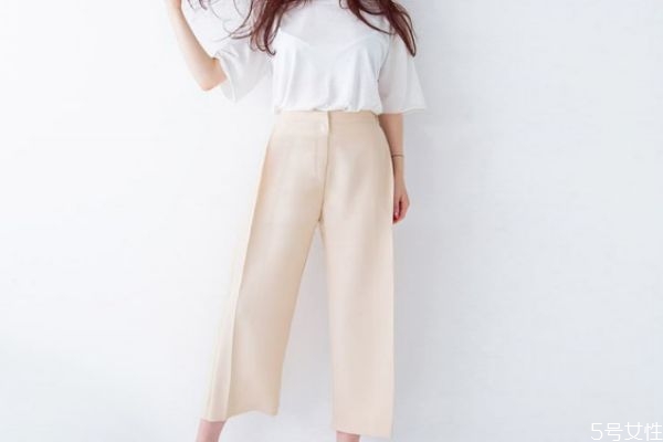 闊腿褲應該怎么搭配上衣 闊腿褲的搭配方法 闊腿褲應該怎么搭配上衣 闊腿褲的搭配方法