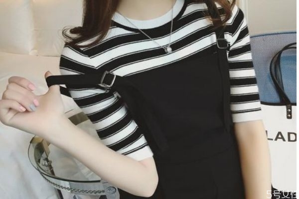 背帶褲怎么搭配上衣 背帶褲的搭配方法 背帶褲怎么搭配上衣 背帶褲的搭配方法