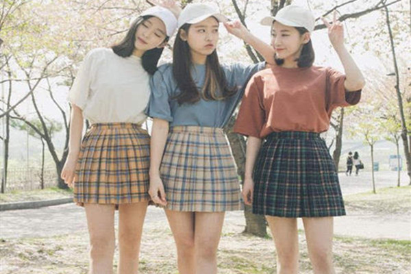 格紋短裙搭配什么上衣 格紋短裙配什么上衣好看 格紋短裙搭配什么上衣 格紋短裙配什么上衣好看