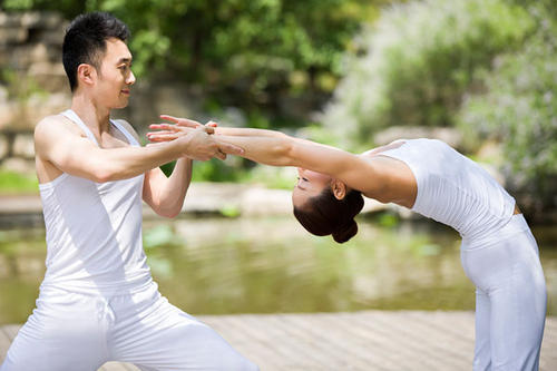 瑜伽開背的重要性 瑜伽開肩開背的作用 瑜伽開背的重要性 瑜伽開肩開背的作用