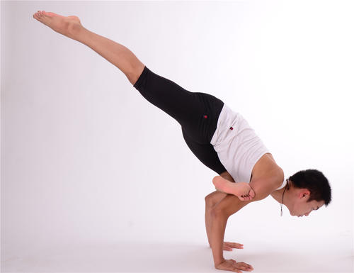 男人練瑜伽可以減肥嗎 男人怎樣練瑜伽呢 男人練瑜伽可以減肥嗎 男人怎樣練瑜伽呢